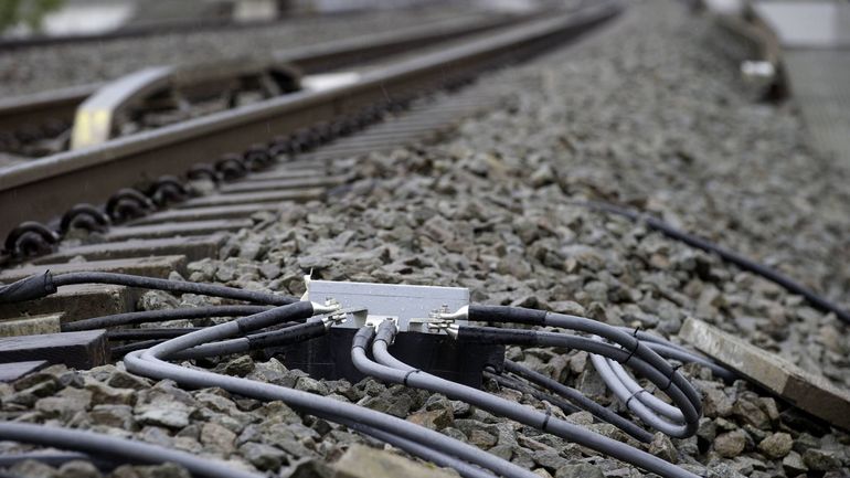 Le trafic ferroviaire interrompu entre Charleroi-Sud et Erquelinnes après un vol de câbles