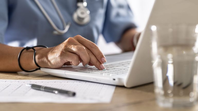 Partage des données de santé : patients et associations saisissent le Conseil d'État