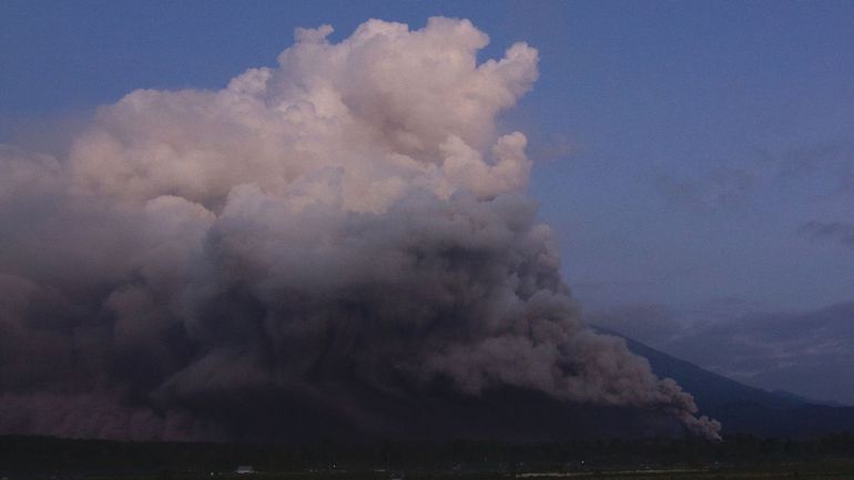 Indonésie : le volcan Semeru en alerte maximale après une éruption