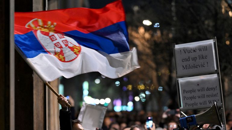 Élections en Serbie : les premiers résultats officiels confirment la victoire du camp présidentiel, l'opposition manifeste à Belgrade