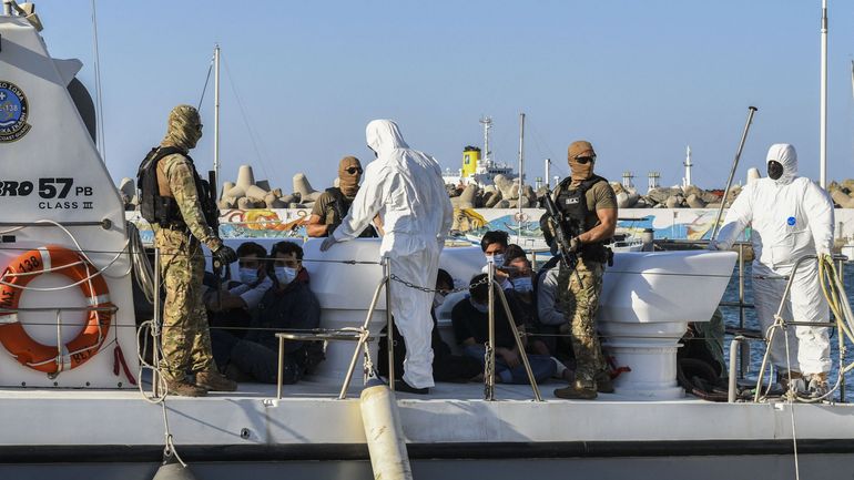 Grèce: un navire transportant 400 migrants secouru au large de l'île de Crète