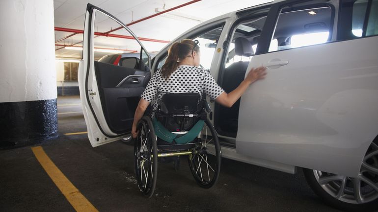 Une carte du handicap et une de stationnement, valables dans toute l'Union européenne, seront disponibles à partir de 2024