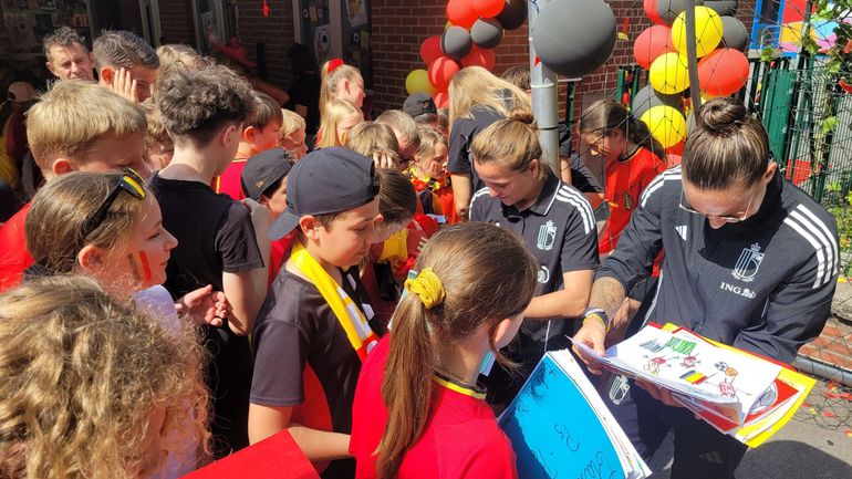 Visite des Red Flames dans deux écoles du Hainaut : opération séduction réussie