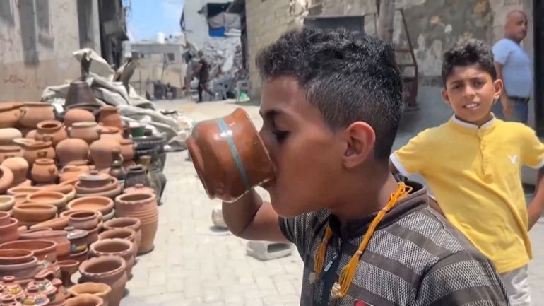 Guerre Israël-Gaza : les Gazaouis utilisent des pots de terre cuite pour tenter de garder fraîche le peu d'eau dont ils disposent