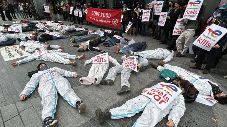 Bruxelles : nouvelle action des activistes de Code Rouge devant le siège de TotalÉnergies