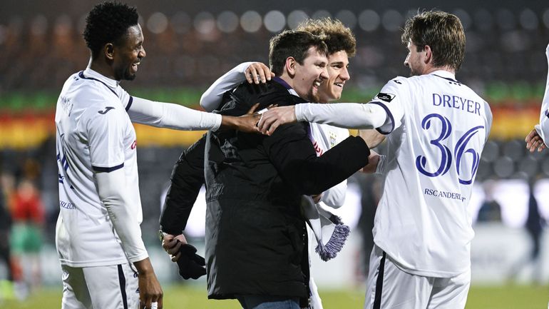 Benito Raman quitte le kop anderlechtois et monte sur la pelouse, la police d’Ostende ouvre une enquête