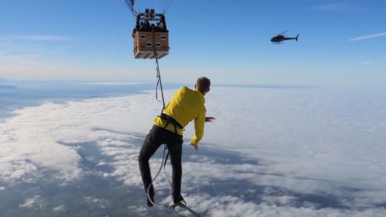 Des slackliners se balancent entre deux montgolfières à 2 500 mètres d'altitude, un record mondial à couper le souffle