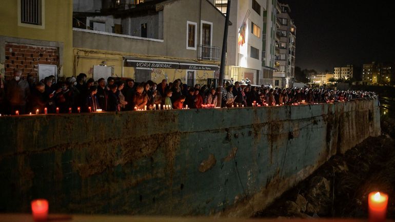 Un mois après les inondations de Valence, des milliers de personnes rendent hommage aux victimes