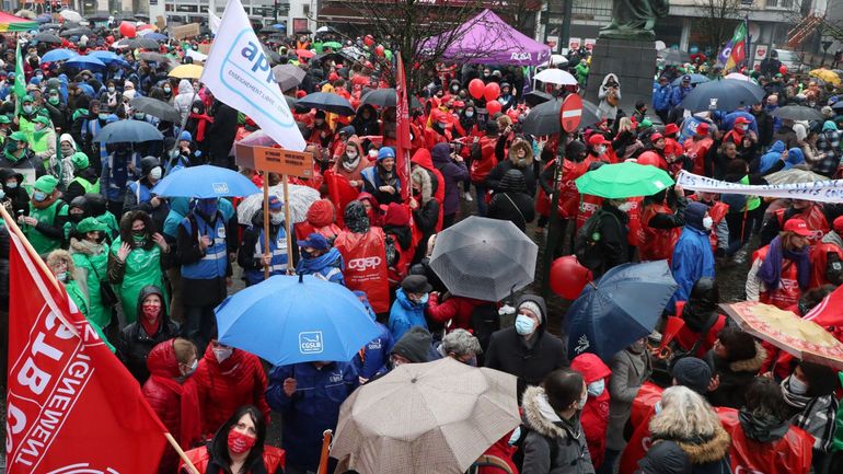 Neuf à dix mille enseignants en colère devant le siège du gouvernement de la Fédération Wallonie-Bruxelles