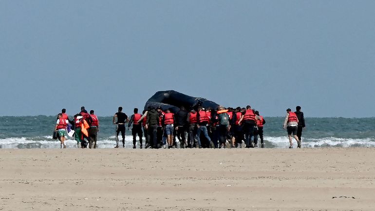Manche : plus de 360 migrants qui tentaient la traversée ont été secourus ce dimanche en France