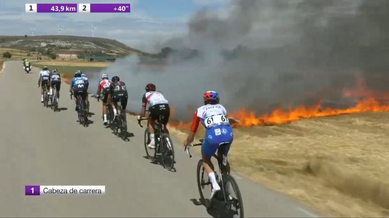 Les coureurs au bord des flammes sur la Vuelta Burgos