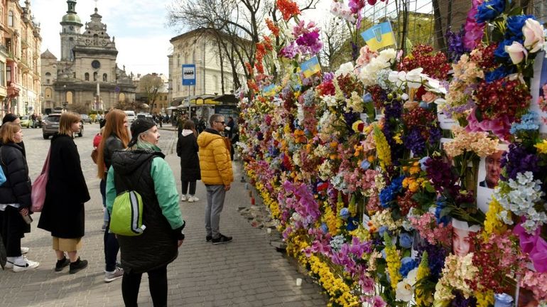 A Lviv, un mur de fleurs en hommage aux Ukrainiens tués