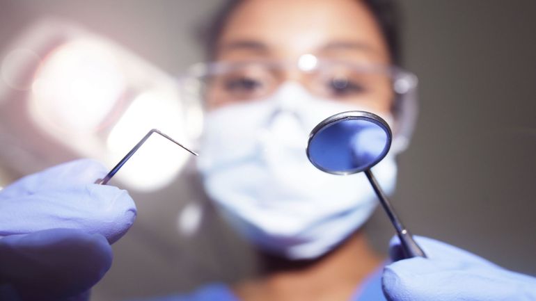 Un peu plus d'un dentiste sur deux n'est pas conventionné et fixe ses tarifs lui-même