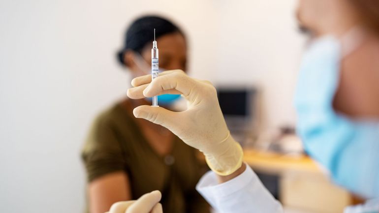 Revue de presse : la vaccination a pris sa vitesse de croisière