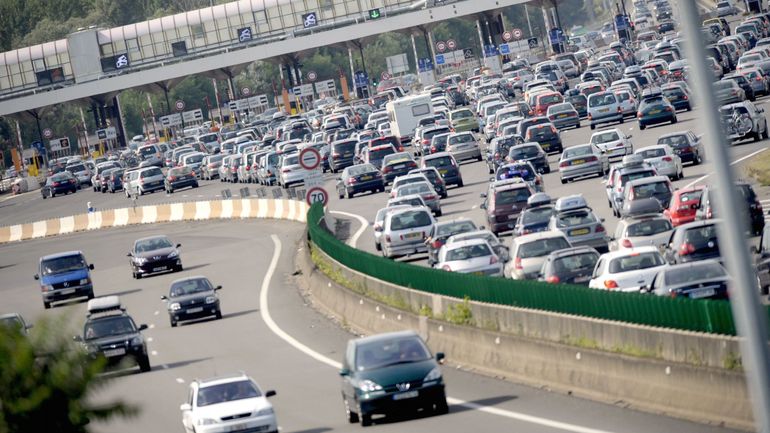 Premier week-end de chassé-croisé des vacances chargé sur les routes, code noir en France