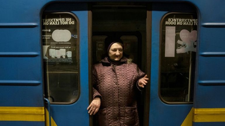 Des Ukrainiens âgés trouvent refuge dans des rames de métro à Kiev