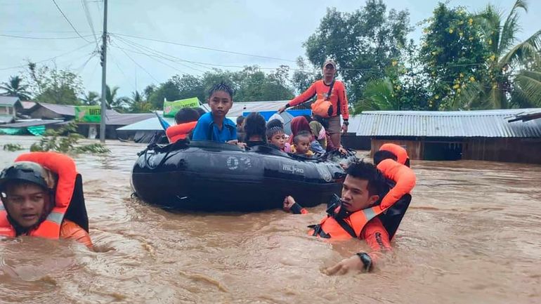 Philippines : au moins 72 morts dans des inondations après le passage d'une tempête tropicale