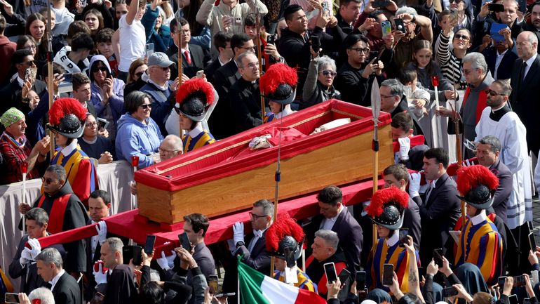Décès du pape François : début du transfert du cercueil vers la basilique Saint-Pierre