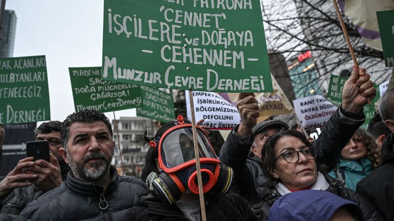 Turquie : les autorités retirent le permis de la mine où sont piégés neufs mineurs