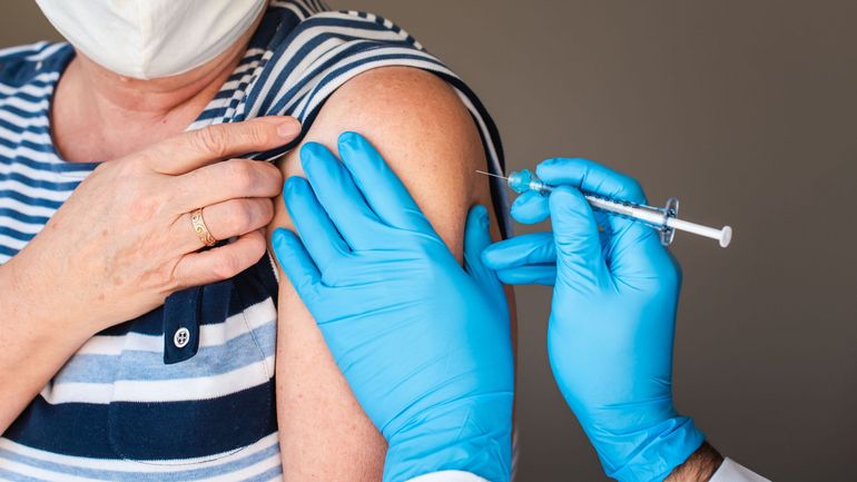 Troisième dose contre le coronavirus : un vaccin différent pour la dose de rappel semble plus efficace, selon l'EMA