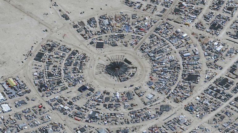 États-Unis : les festivaliers du Burning Man pris au piège en plein désert à cause de la pluie, les participants invités à rationner eau et vivres