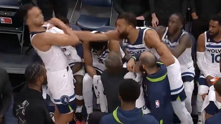 Surréaliste : Rudy Gobert pète les plombs et frappe un coéquipier... en plein temps-mort !