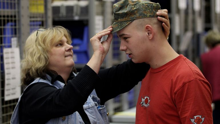 Ils refusent de faire leur service militaire : le retour des objecteurs de conscience en Europe
