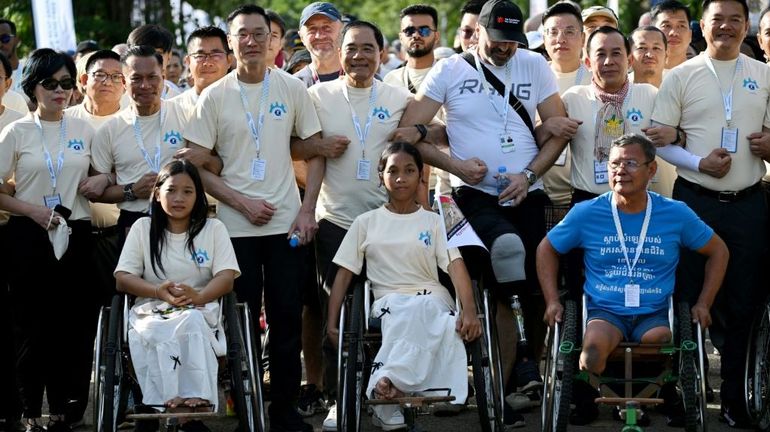 Cambodge : des centaines de personnes marchent pour 