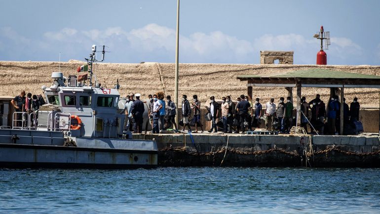 Plus d'un millier de migrants débarquent en quelques heures en Italie