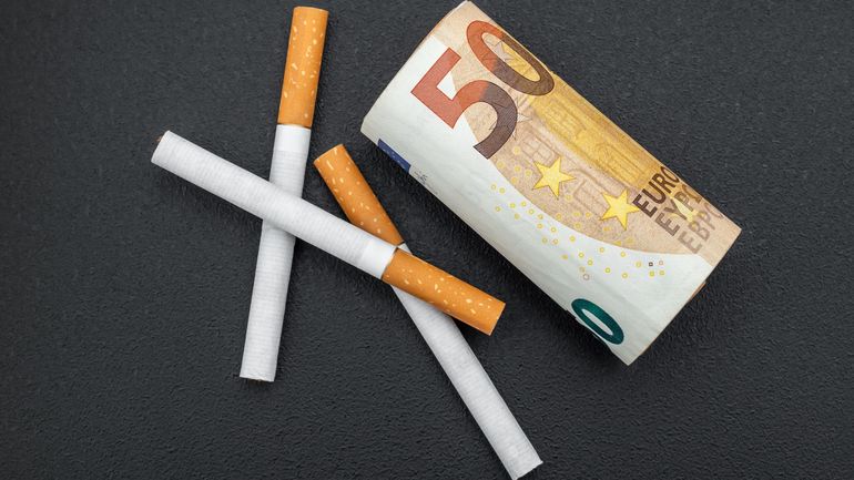 Le paquet de cigarettes bientôt 25% plus cher dès 2024 : augmenter le prix fait-il baisser la consommation ?