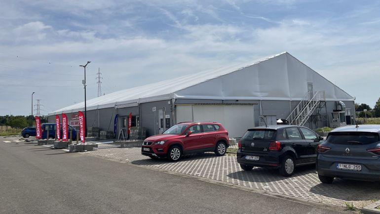 Le Delhaize de Bouge installé durant un an sous une tente et sur un parking