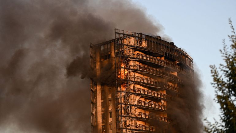 Milan : un immeuble de 20 étages ravagé par un incendie, pas de victimes signalées