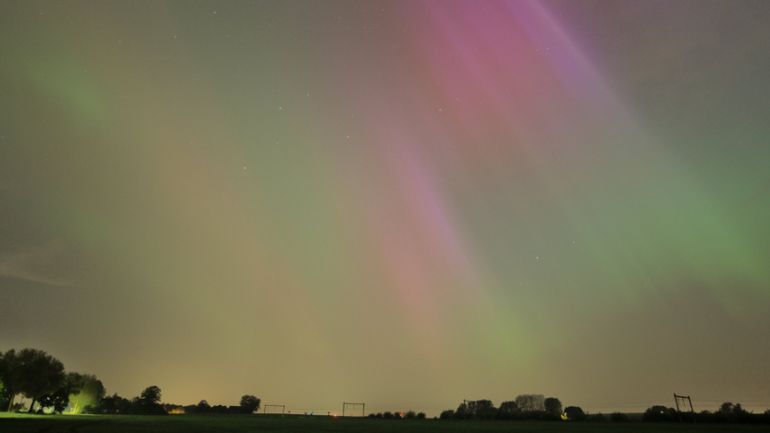 Pourquoi des aurores boréales ont été aperçues dans le ciel belge dans la nuit de vendredi à samedi ?