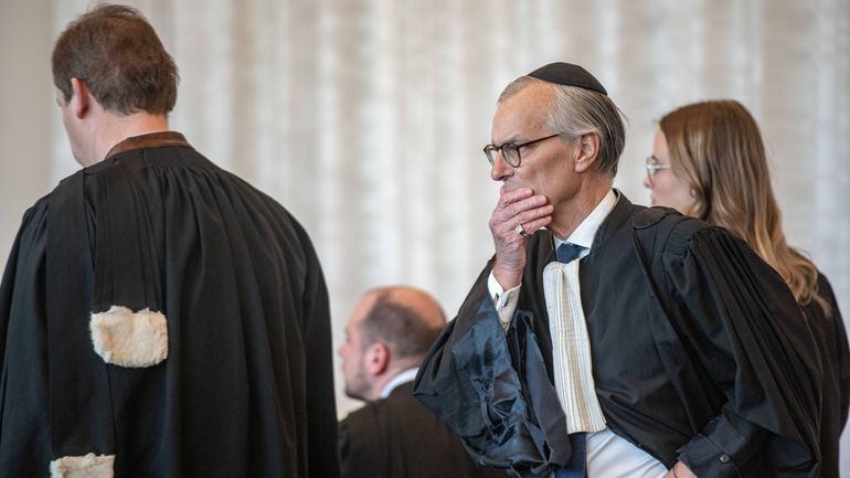 Au procès Schild & Vrienden, l’avocat de la défense portait une kippa : les signes religieux sont-ils autorisés dans les tribunaux ?