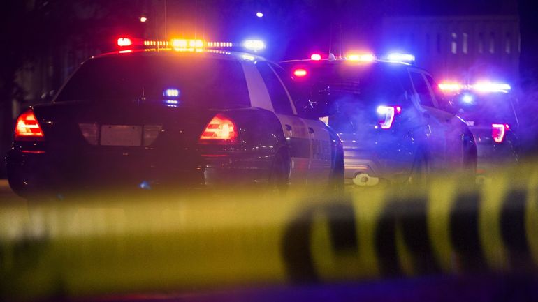 États-Unis : une conducteur renverse un groupe de policiers en formation et fait 25 blessés
