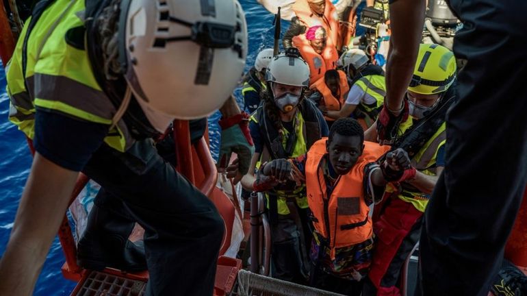 Migrants naufragés en Méditerranée : la pression s'accentue sur l'Italie