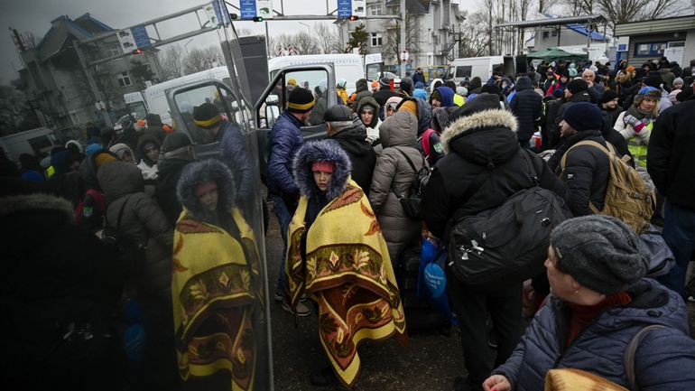 Guerre en Ukraine : les réfugiés affluent aux frontières de l'Europe
