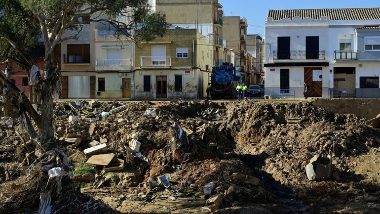 Un mois après les inondations de Valence, le quotidien reste un combat, des milliers de personnes attendues dans les rues