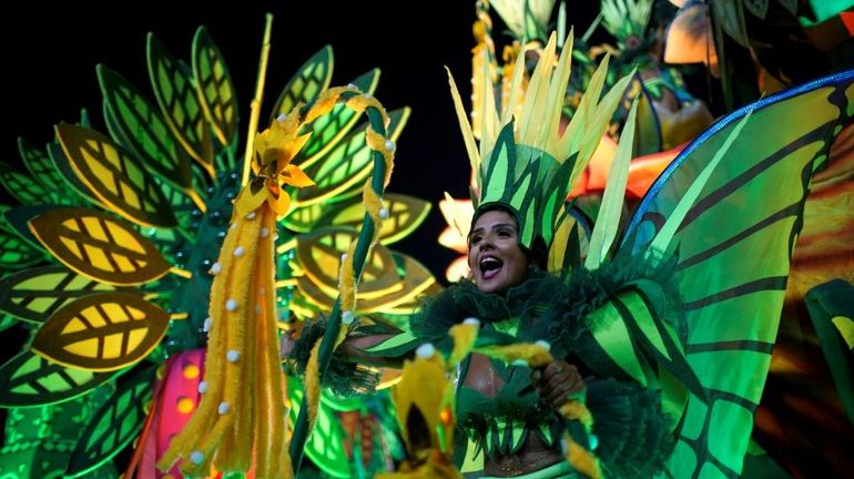 Brésil : la folie du carnaval de Rio reprend ses droits loin des 