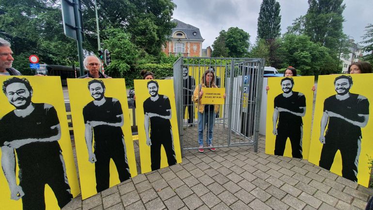 Des universitaires en cage devant l'ambassade d'Égypte à Bruxelles pour l'étudiant Ahmed Samir Santawy