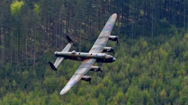 Un bombardier Lancaster de la Seconde Guerre mondiale mercredi dans le ciel belge