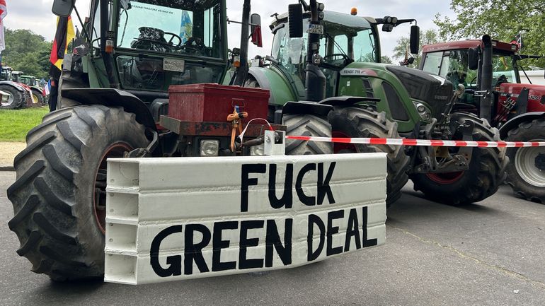 Des centaines d'agriculteurs en colère manifestent à Bruxelles contre la politique européenne