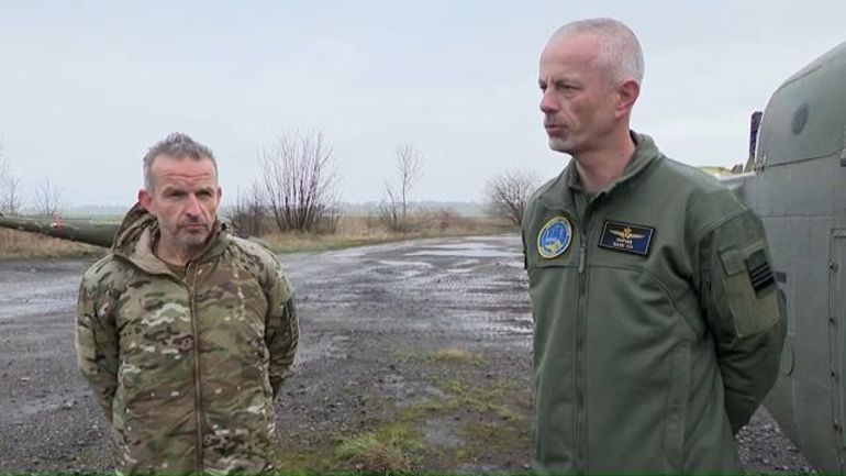 La colonel Plovie (droite) et le commandant Dupuis) sur le terrain d'exercices anti-incendie de la base de Beauvechain.