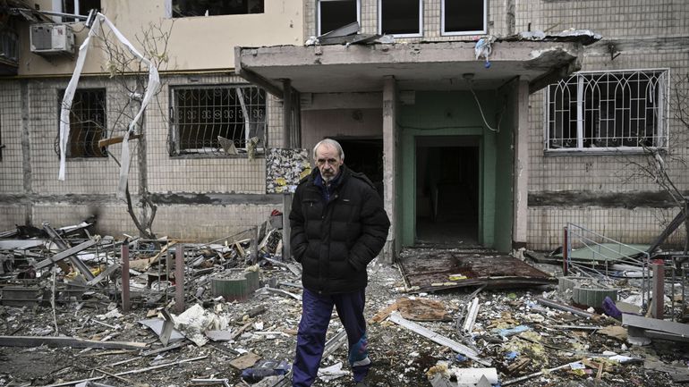 Guerre en Ukraine : malgré les bombardements, certains Ukrainiens ont décidé de rester dans le pays et s'entraident pour survivre