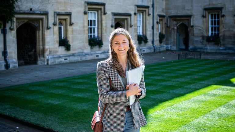 La princesse Elisabeth obtient son diplôme à la prestigieuse Université d'Oxford, avant de s'envoler pour Harvard