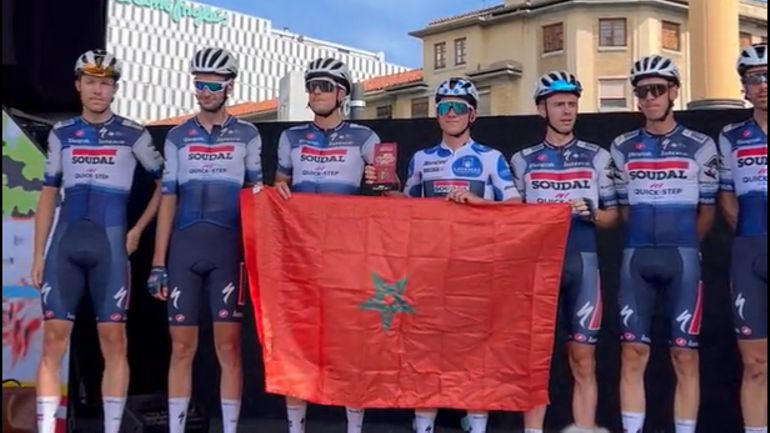 Au départ de la 15e étape de la Vuelta, Remco Evenepoel rend hommage aux victimes du séisme marocain en brandissant un drapeau