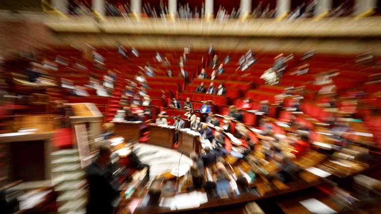 Le Parlement français autorise le pass sanitaire jusqu'à l'été, soit juste après les élections présidentielles et législatives