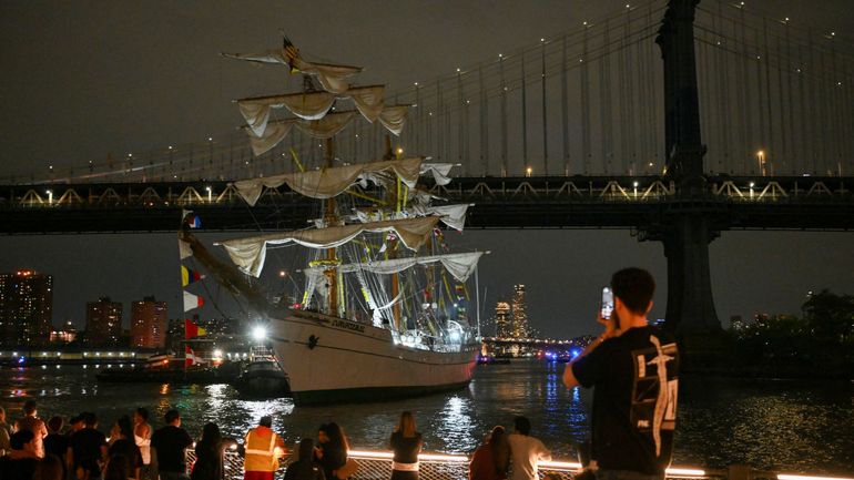 New York : un voilier percute le pont de Brooklyn, 2 morts et 19 blessés