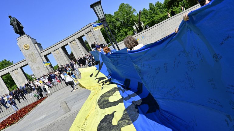 Commémoration du 8 mai à Berlin : la police fait replier un immense drapeau ukrainien