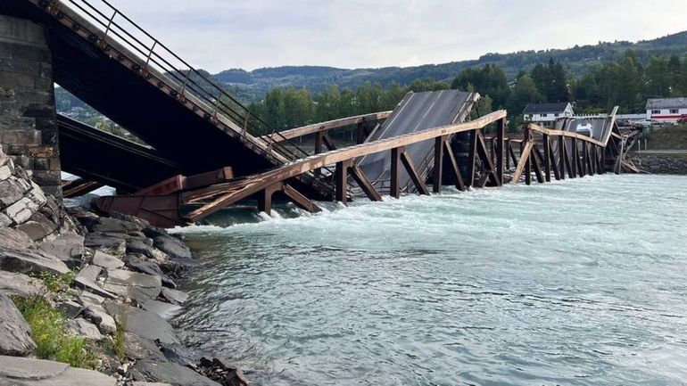 Norvège: un pont routier s'effondre, deux véhicules tombent à l'eau